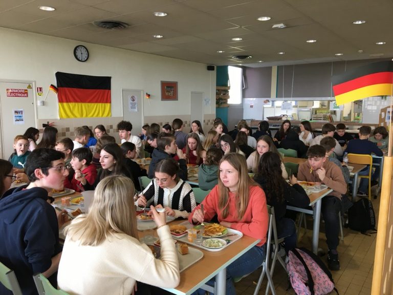 Schülerinnen und Schüler in Hirson in der Mensa beim gemeinsamen Essen