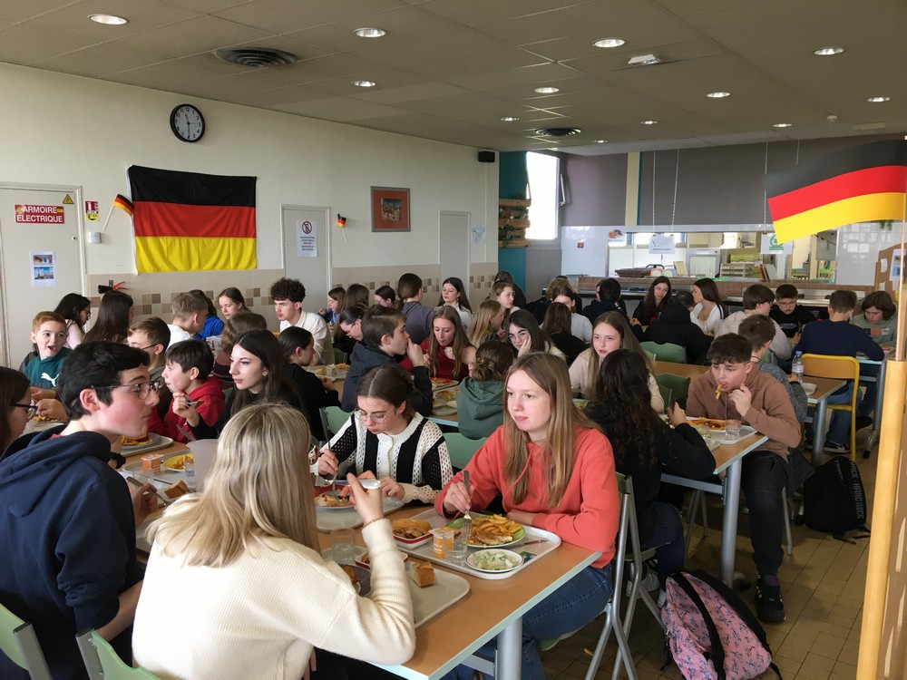 Schülerinnen und Schüler in Hirson in der Mensa beim gemeinsamen Essen