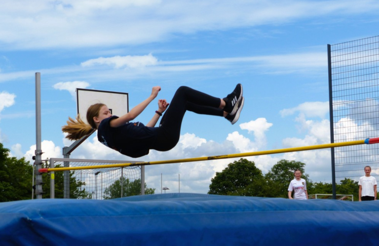Schülerin beim Hochsprung