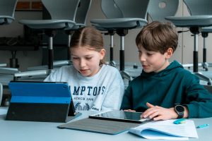 Schüler mit Mathematikübungen am Tablet