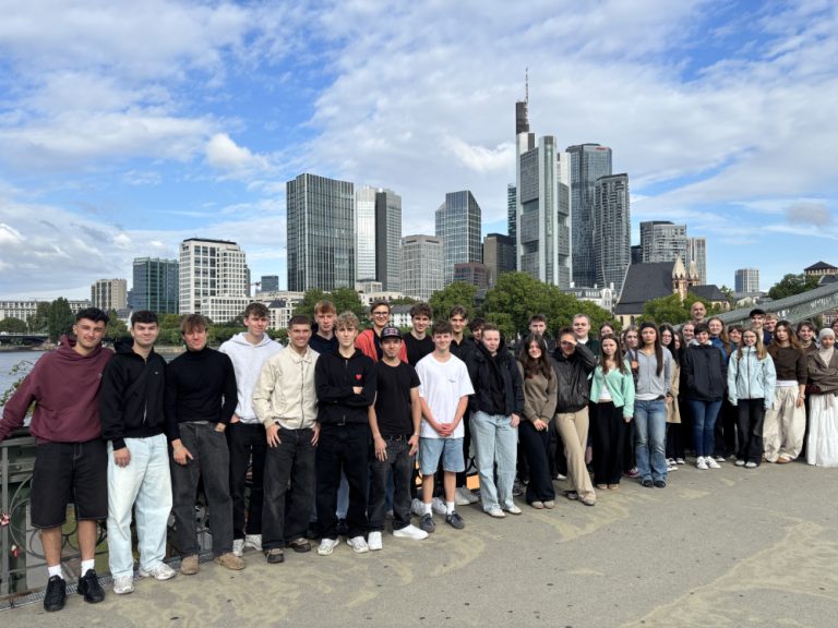 Schülergruppe vor der Skyline Frankfurts