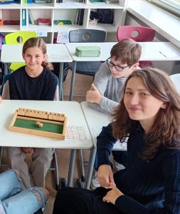 Tutorin mit Schülerin und Schüler beim Tutorennachmittag