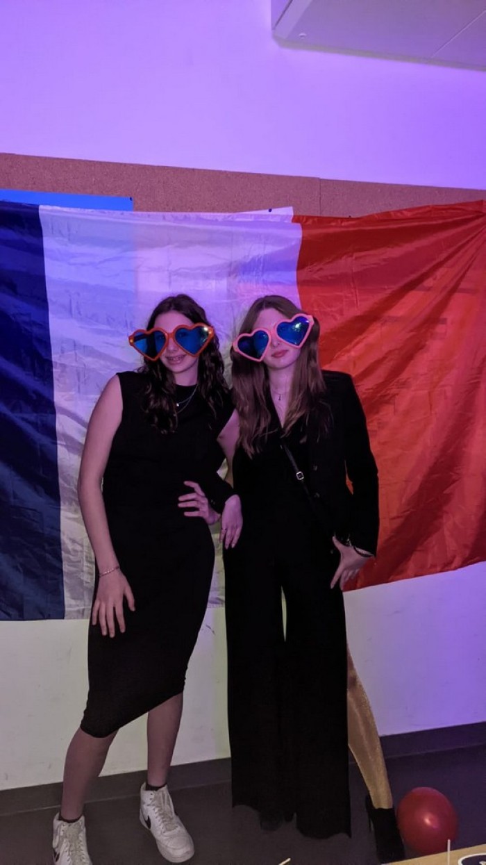 zwei Schülerinnen vor französischer Flagge beim französischen Abend