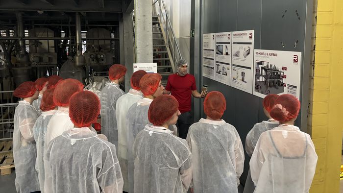 Schülergruppe bei der Firma RAPS