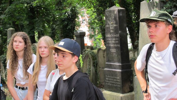 Schülergruppe auf dem jüdischen Friedhof