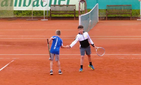 Schüler beim Tennis
