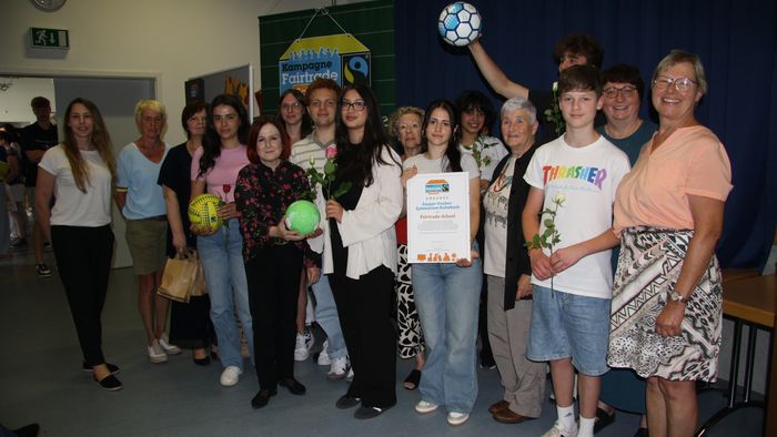 Schülergruppe bei der Auszeichnung zur Fairtrade School