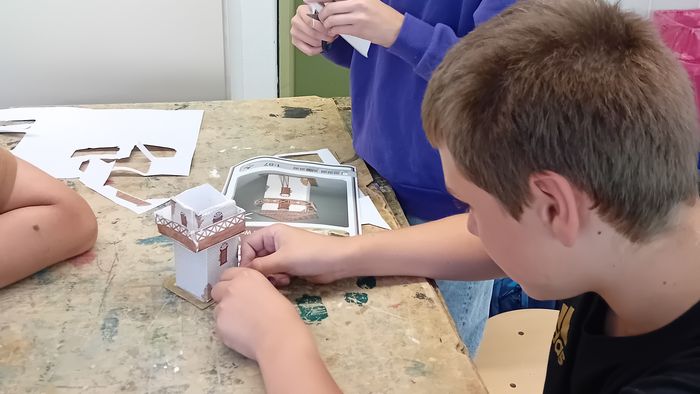 Schüler beim Bau eines Limesmodells