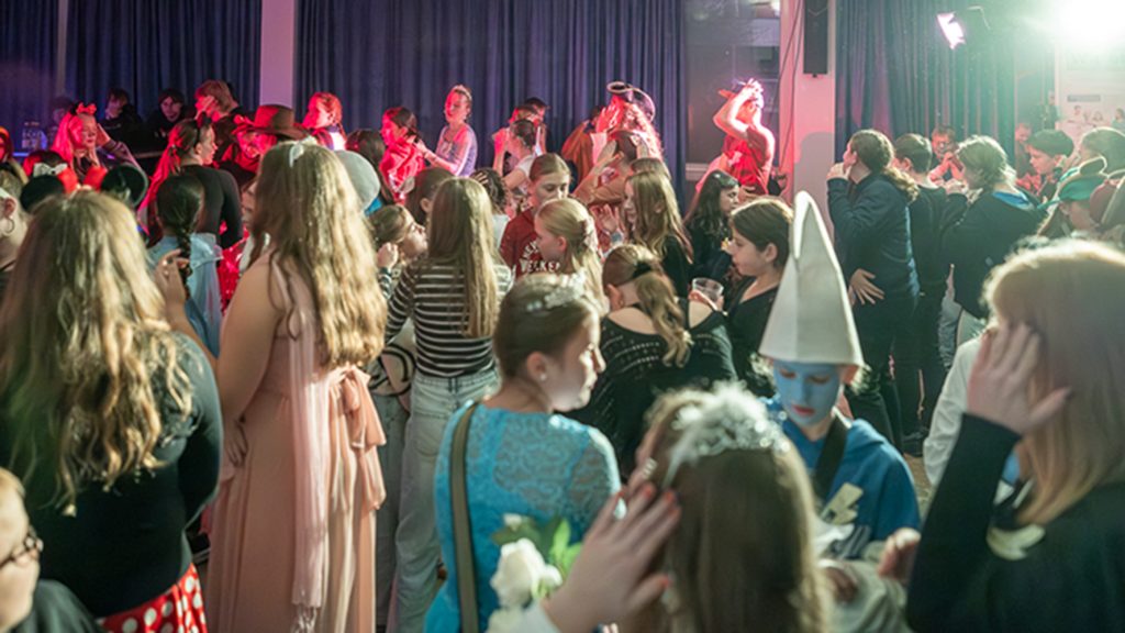 Schülergruppe auf Tanzfläche