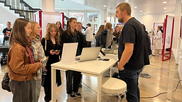 Schülergruppe im Firmenkontakt