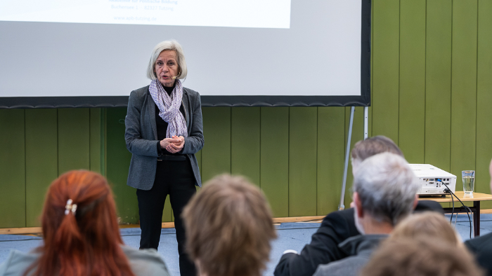 Ursula Münch vor Auditorium
