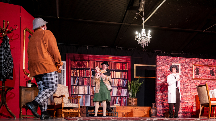 Schauspielerinnen und Schauspieler auf der Bühne