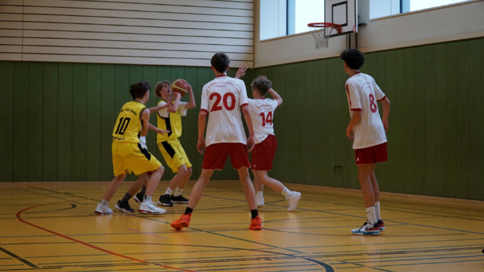 Basketballspielende Schüler
