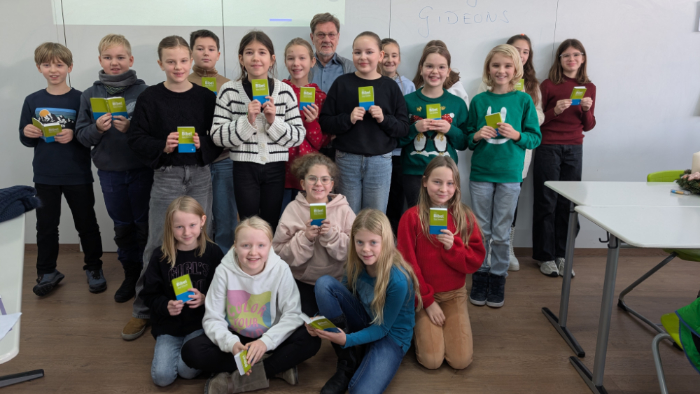 Schülergruppe mit Bibeln