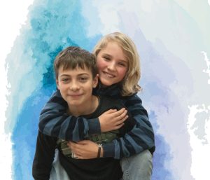 Ein Junge trägt einen anderen auf dem Rücken