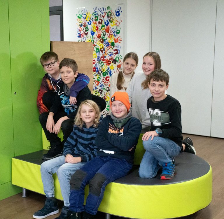 Kinder auf einem Sofa im Bereich des Ganztags