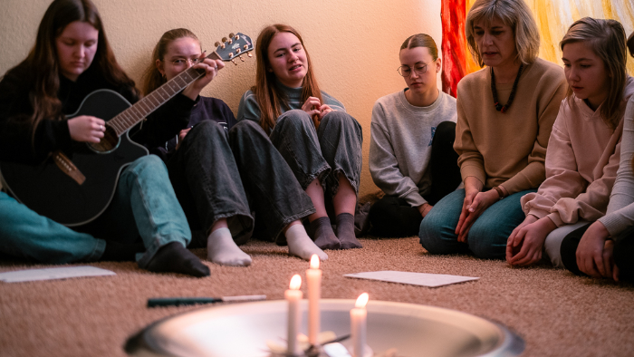 Schülerinnengruppe bei Adventsandacht