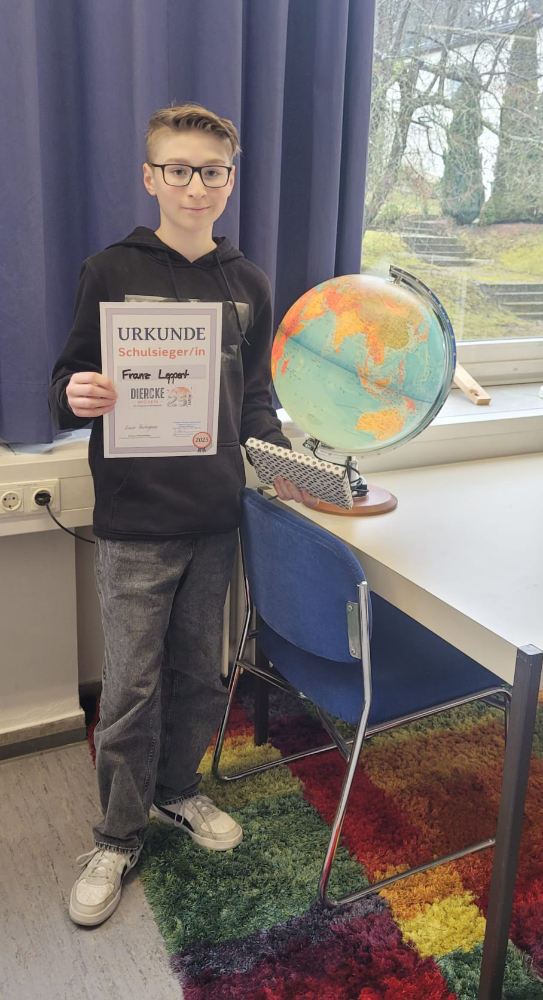 Schüler mit Siegerurkunde