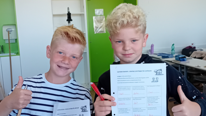 2 Schüler am Lernen-lernen-Tag in der Willkommenswoche