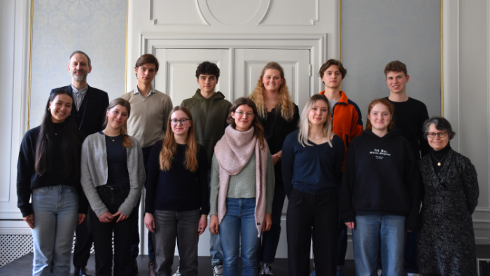 Schülergruppe bei der Ehrung zum Literaturwettbewerb