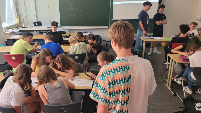 Mitglieder des P-Seminars Englisch bei einer Unterrichtseinheit