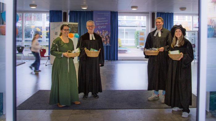 Religionslehrkräfte mit Süßigkeiten am Haupteingang