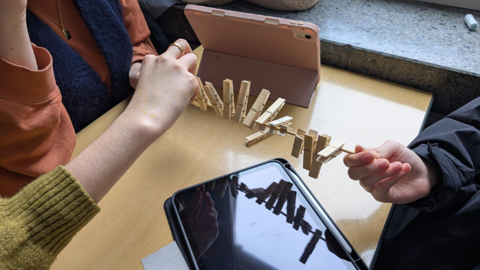 Sinuskurve dargestellt durch Wäscheklammern