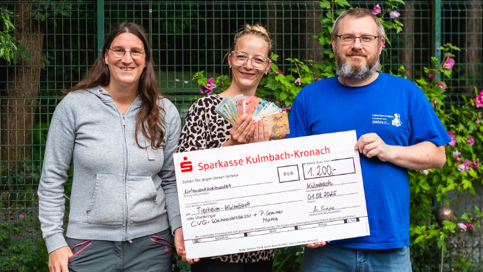 Spendenübergabe der verantwortlichen Lehrkraft an Mitarbeitende aus dem Tierheim