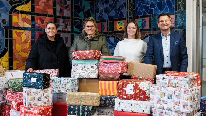 Projektverantwortliche bei der Übergabe der Spendenpäckchen