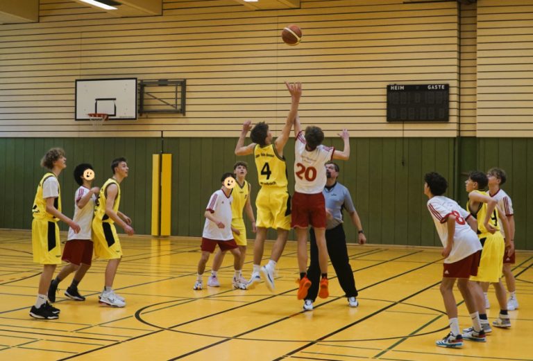 Basketballspielende Schüler