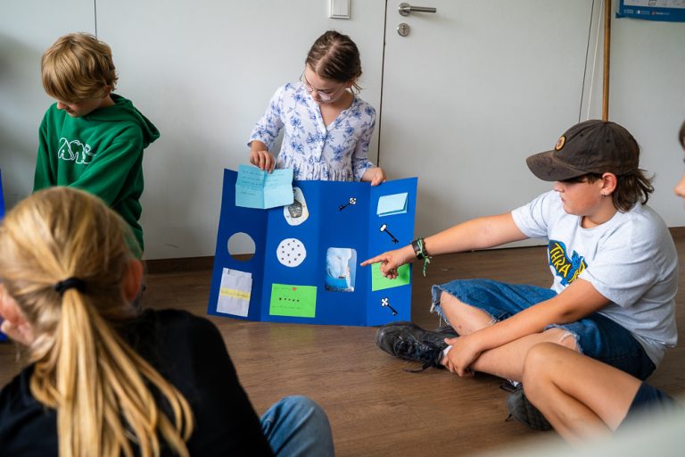Schülergruppe beim Book-Speeddating im Klassenzimmer