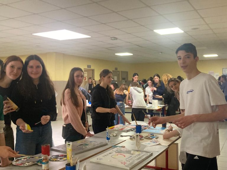 Schülergruppe in Frankreich beim Malen