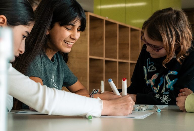 Schülerinnen arbeiten gemeinsam im gebundenen Ganztag