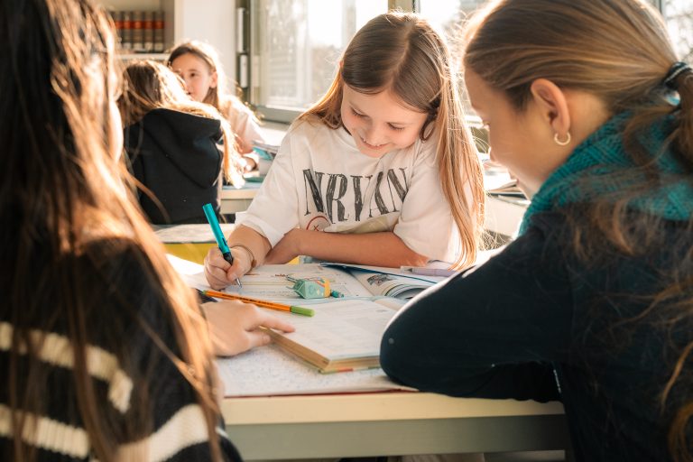 Schülerinnen sind gemeinsam kreativ im gebundenen Ganztag