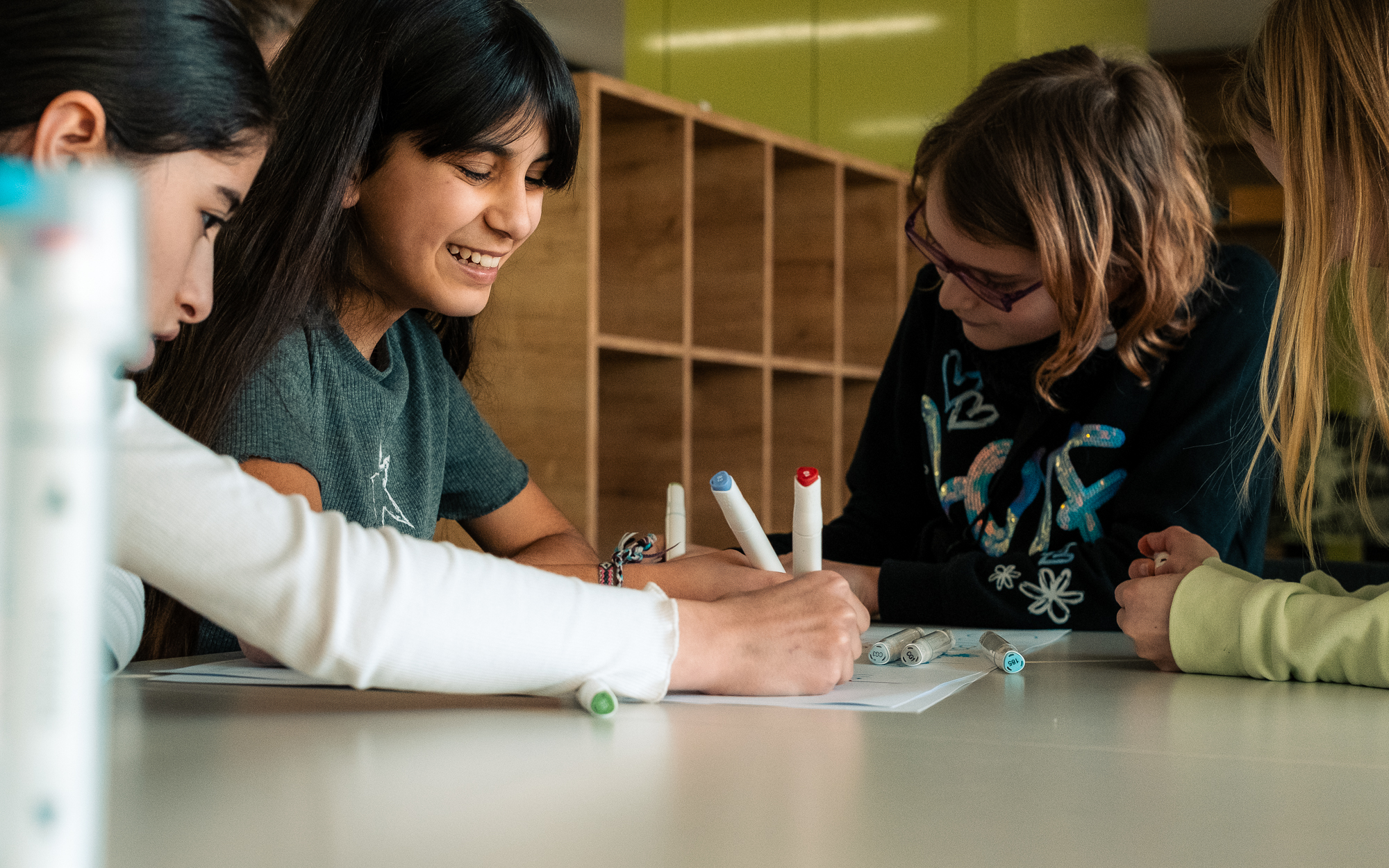 Gemeinsames Malen im Ganztag; breit