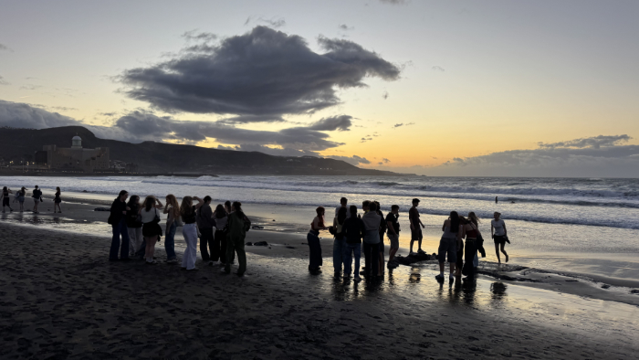 Schülergruppe am Strand auf Gran Canaria