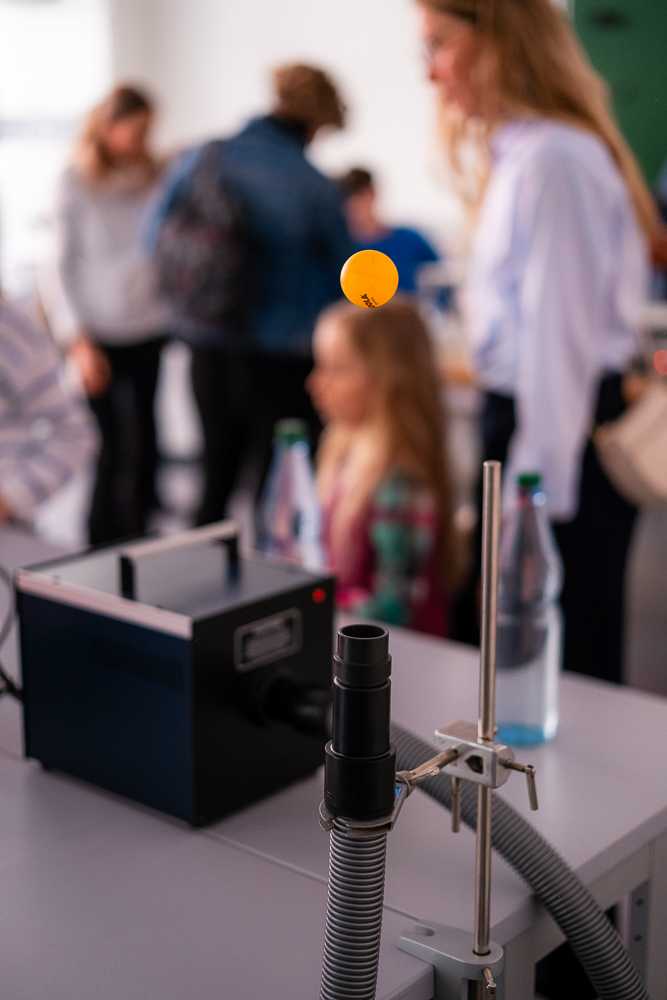 Tischtennisball schwebt