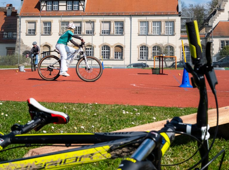 Schüler fährt Mountainbike auf dem Sportplatz