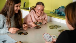 Schülerinnen bei einem Mathespiel