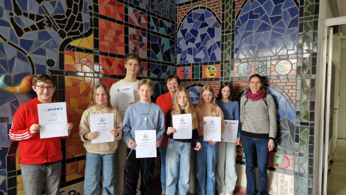 Schülergruppe, die in Mathematikwettbewerben erfolgreich abgeschnitten hat