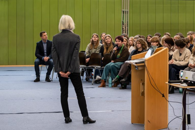 Ursula Münch in einer Diskussion mit Schülerinnen und Schülern