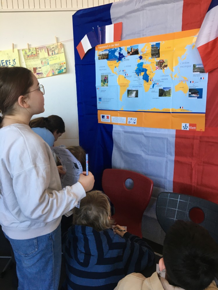 Schülerin vor einer Landkarte