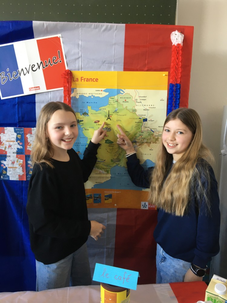 zwei Schülerinnen vor einer Landkarte