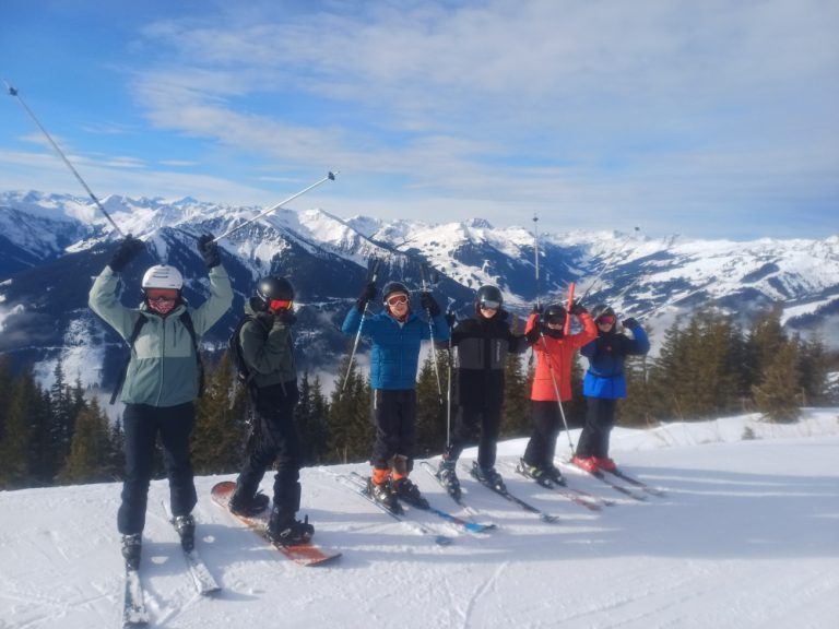 Schülergruppe beim alpinen Skifahren