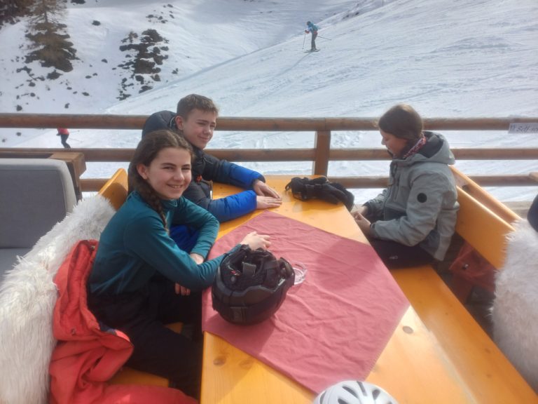 Schülergruppe bei einer Pause