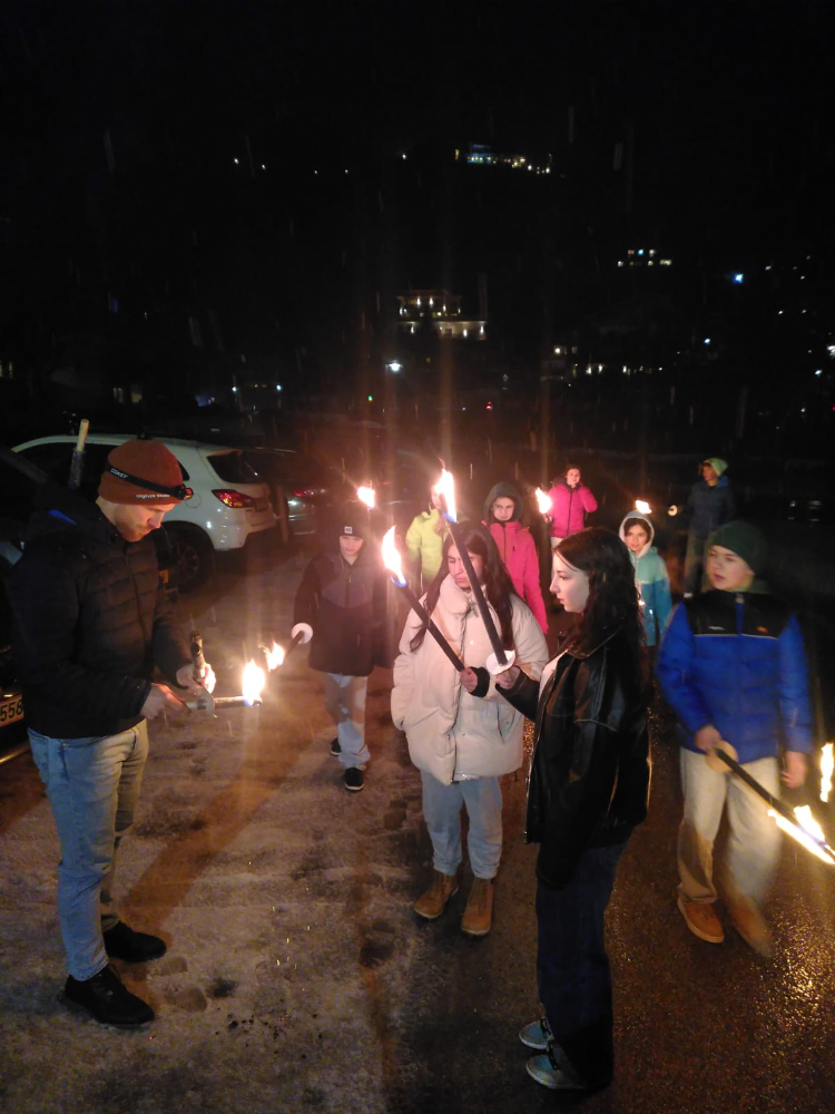 Schülergruppe bei Fackelwanderung