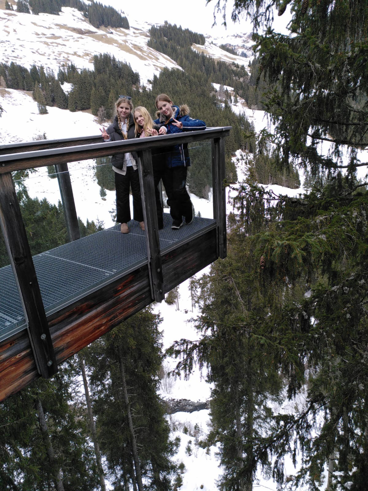 Schülergruppe auf einer Ausichtsplattform