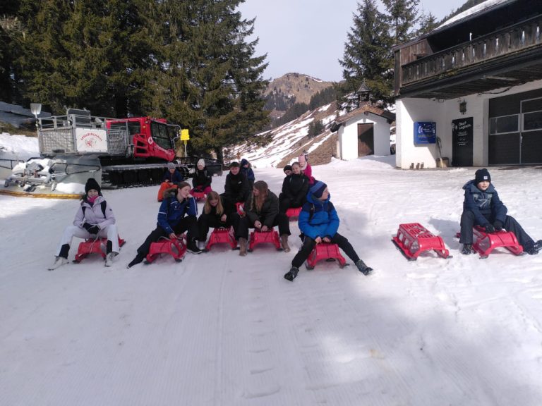 Schülergruppe beim Rodeln