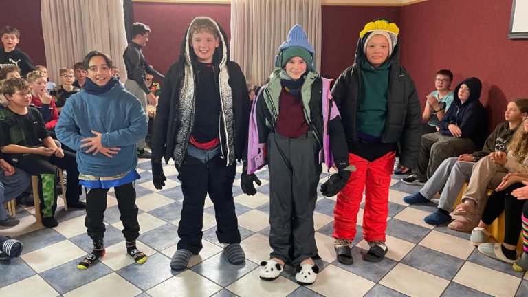 Schülergruppe bei einem Spiel