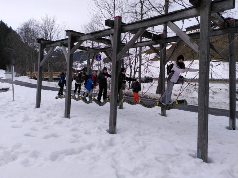 Schülergruppe auf einem Spielplatz